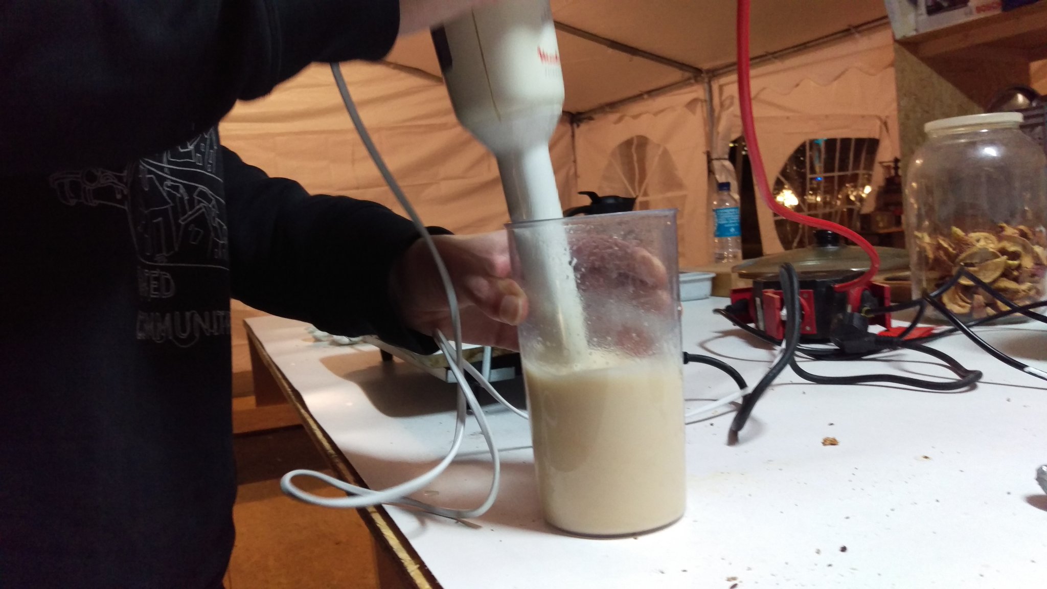 An image of an immersion blender mixing Tschunk!